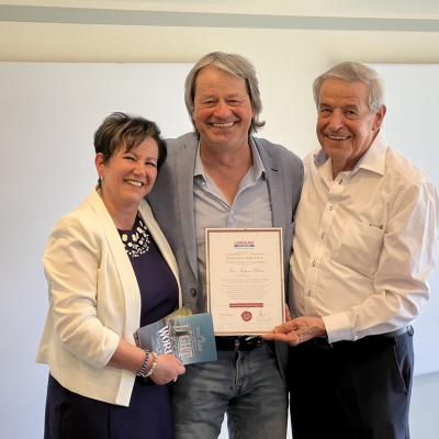 Übergabe der Graduierungsurkunde, Lizenzierter Menschenspezialist, durch den Gründer der Umdenk-Akademie Karl Pilsl und seiner Ehefrau Annett Pilsl